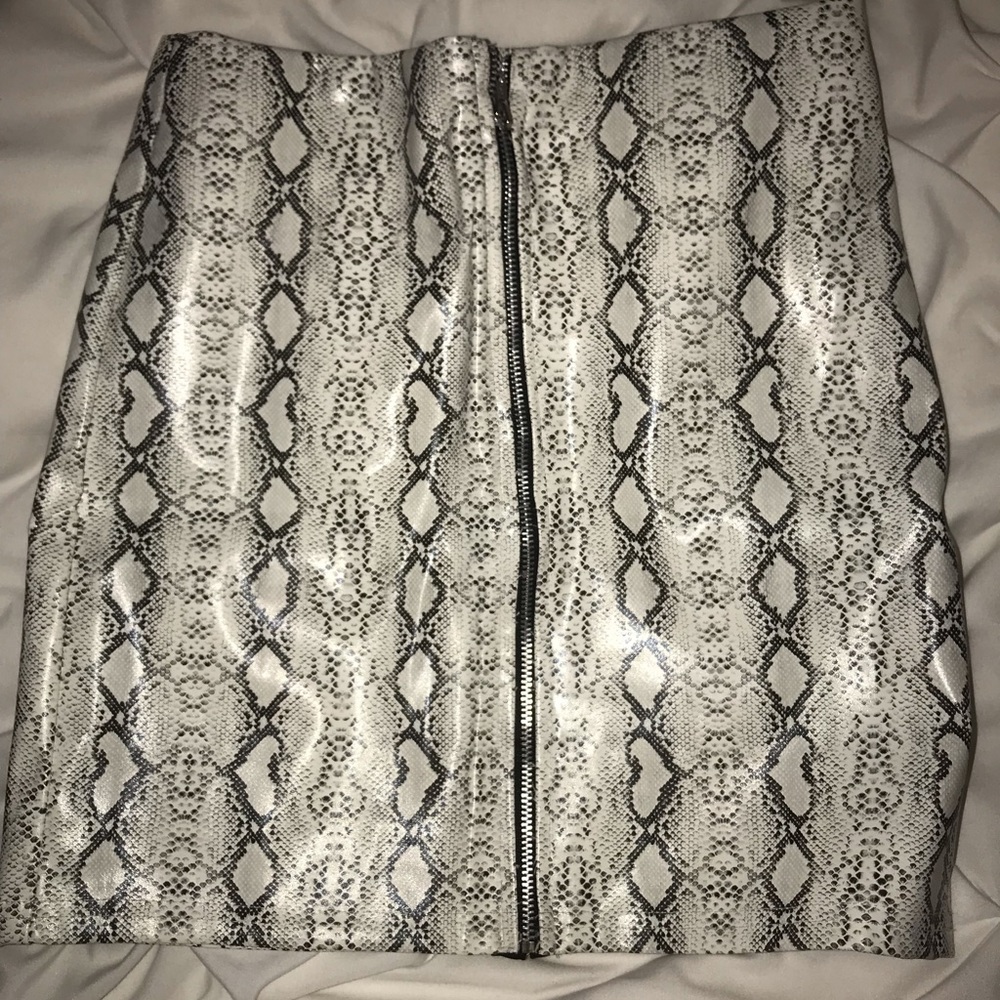 Snakeskin bodycon skirt